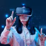 Frau mit VR-Brille interagiert mit digitaler Benutzeroberfläche – Symbol für künstliche Intelligenz und Technologie