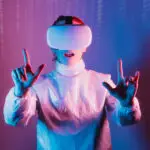 Person mit VR-Brille steuert digitale Zukunft – Symbol für künstliche Intelligenz und Innovation