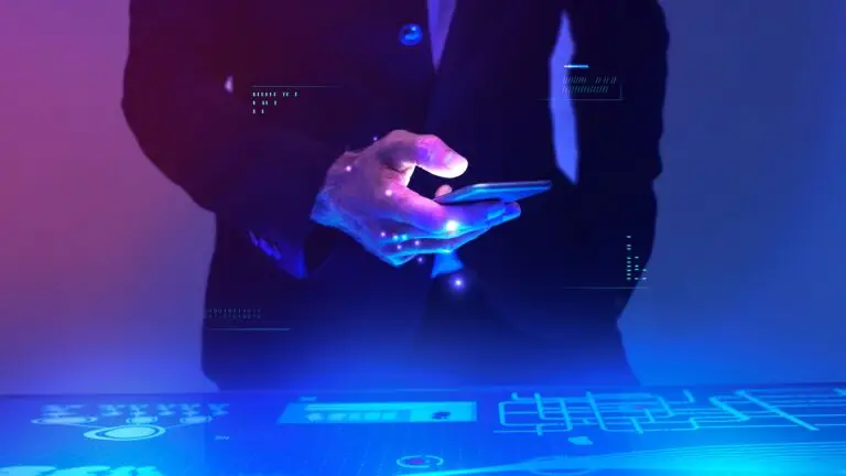 Geschäftsmann nutzt Smartphone mit futurischer Benutzeroberfläche – Symbol für digitale Transformation und künstliche Intelligenz
